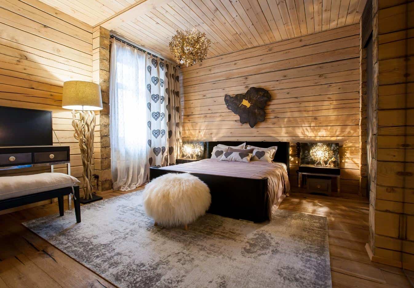 1.2. Amenajare interior cabană - pat matrimonial, fereastră, covor, candelabru, dormitor